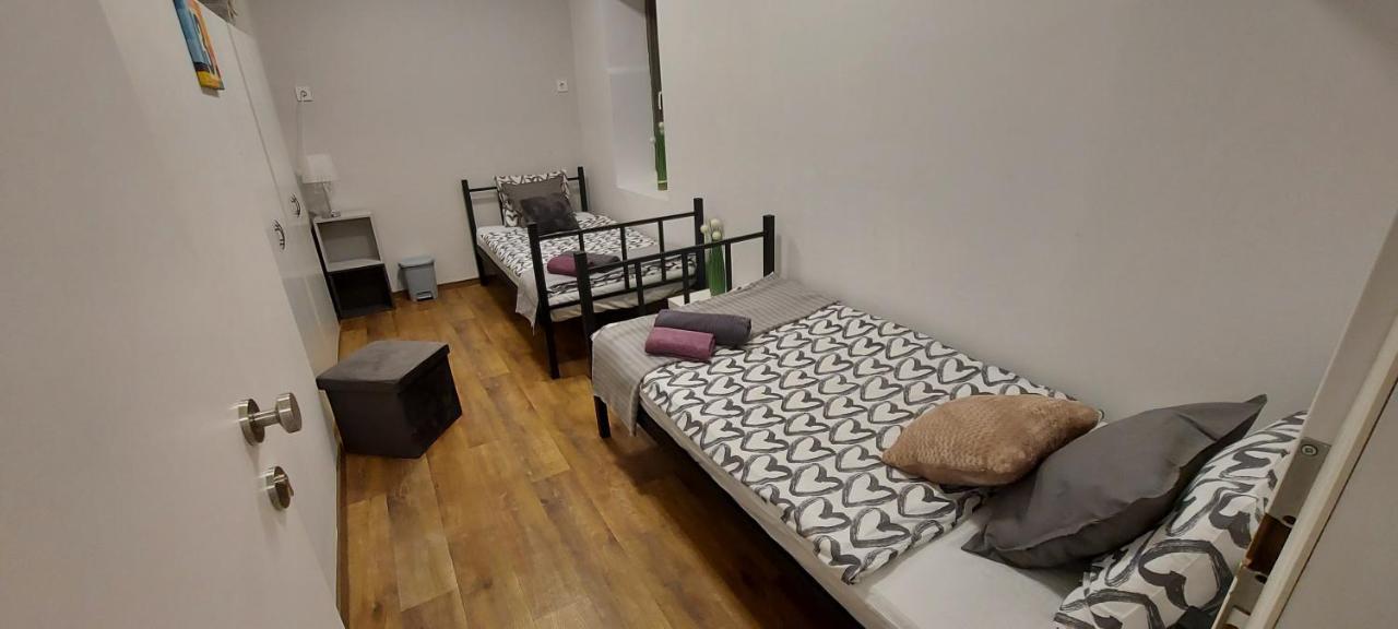 London Fog Apartment In The Party District Budapest Bagian luar foto
