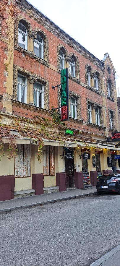 London Fog Apartment In The Party District Budapest Bagian luar foto